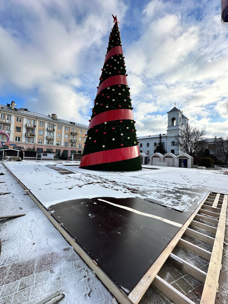 Синтетический каток в центре Бреста.